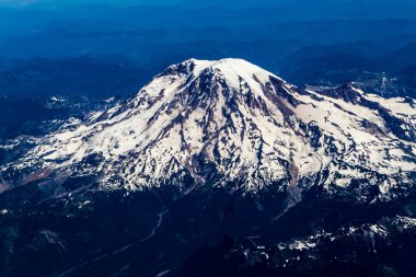 rainier Dağı havadan görünümü kar maskeli
