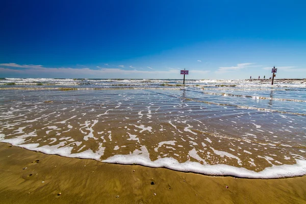 美丽的冲浪和夏日的海滩上的沙子 — 图库照片