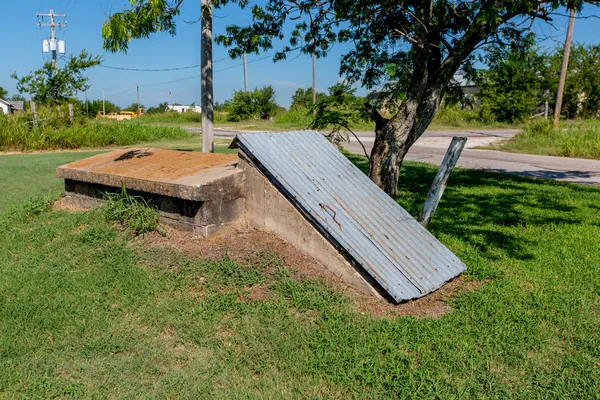 Старый грозовой погреб или убежище для торнадо в сельской местности Оклахомы . Стоковое Фото