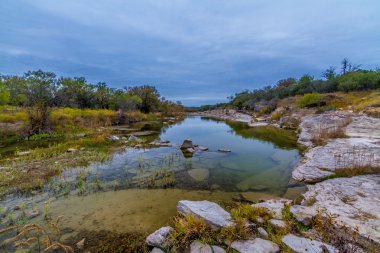 Kıbrıs ağaçlar bir kristal berraklığında texas hill ülke akışını astar çarpıcı sonbahar renkle.