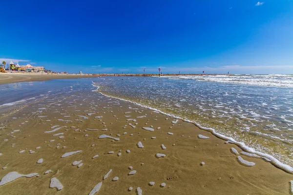 美丽的冲浪和夏日的海滩上的沙子 — 图库照片