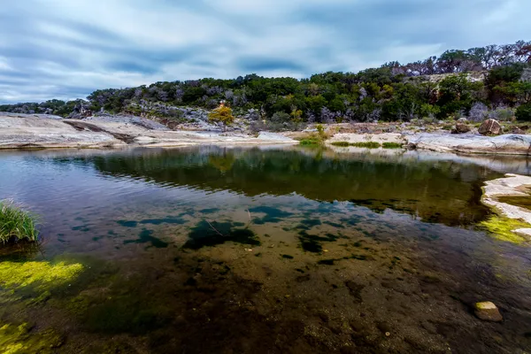 Formações rochosas bonitas esculpidas lisas pelas águas azuis-verdes cristalinas do rio Pedernales . — Fotografia de Stock