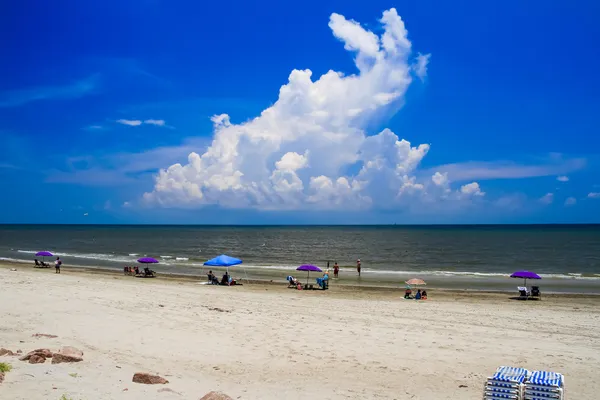 美丽的冲浪和夏日的海滩上的沙子 — 图库照片