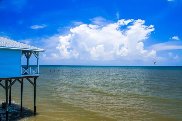 海景房用的云朵和海边的房子. — 图库照片