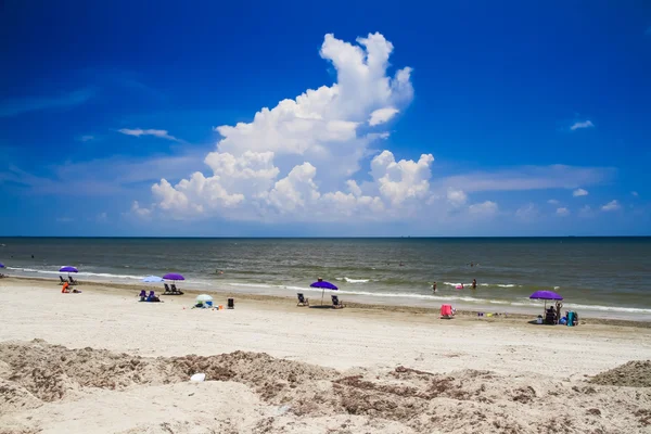 美丽的冲浪和夏日的海滩上的沙子 — 图库照片