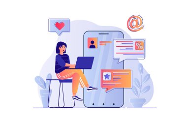 Sosyal medya pazarlama kavramı. Promosyon gönderileri ve tanıtım postaları yapan bir kadın mobil uygulama kullanıyor, online promosyon yapıyor. Web için düz dizayn karakterleri ile illüstrasyon
