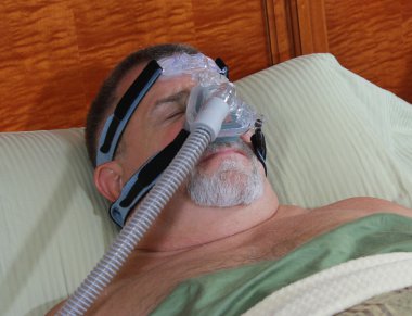yatakta CPAP giyen kıdemli Yetişkin