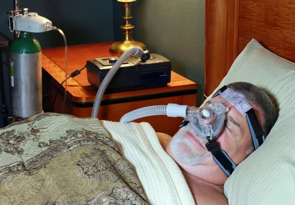 Adulte âgé portant CPAP au lit avec de l'oxygène — Photo