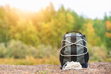 Turistler orman sahilinde kalın bir iple sarmalanır. Yürüyüş ekipmanları