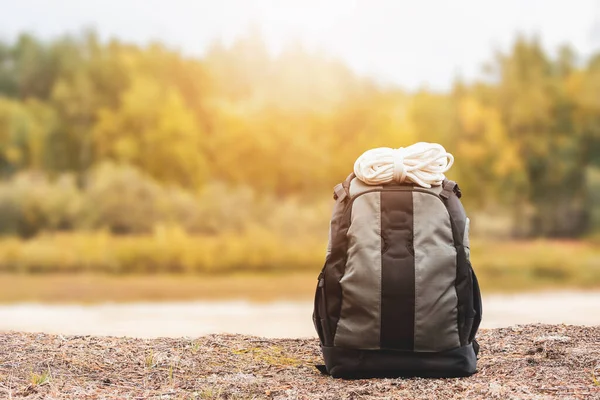 Mochila Juego Con Cuerda Gorda Sol Del Bosque Equipo Senderismo — Foto de Stock