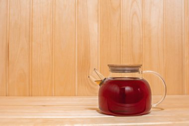 Çaydanlık çay hamamdaki ahşap rafta.