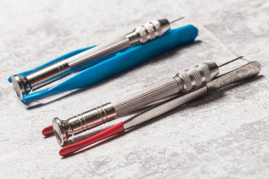 Bozuk para cımbızlı demir kazıyıcıları. Bozuk paraların mekanik temizliği ve arkeolojik eşyalar