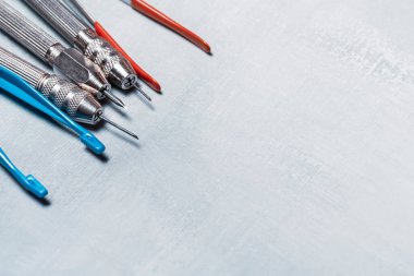 Bozuk para cımbızlı demir kazıyıcıları. Bozuk paraların mekanik temizliği ve arkeolojik eşyalar