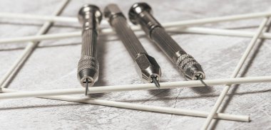 Bozuk paraların mekanik temizliği ve arkeolojik eşyalar için keskin kazıyıcılar ve fiberglas fırçalar.