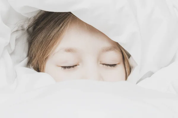 Menina Dorme Debaixo Cobertor Branco Calor Conforto Casa — Fotografia de Stock