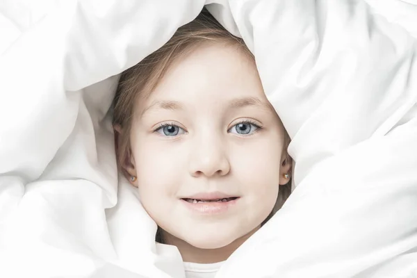 Kleines Mädchen Unter Weißer Decke Die Wärme Des Wohnkomforts — Stockfoto