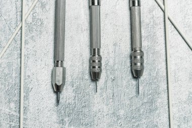 Bozuk paraların mekanik temizliği ve arkeolojik eşyalar için keskin kazıyıcılar ve fiberglas fırçalar.