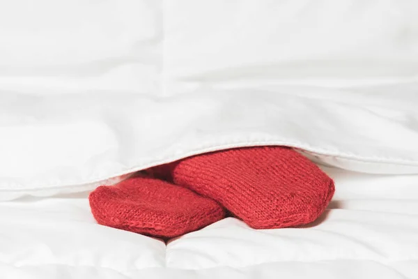 Luvas Vermelhas Sob Cobertor Branco Calor Conforto Casa — Fotografia de Stock