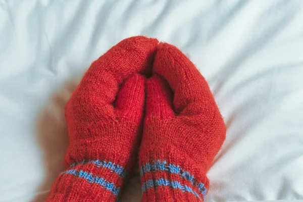 Mãos Mulher Mitenes Vermelhas Cobertor Branco Calor Conforto Casa — Fotografia de Stock