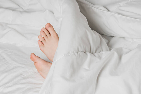 Ноги Чайлдса покрыты белым постельным бельем. Тепло домашнего уюта