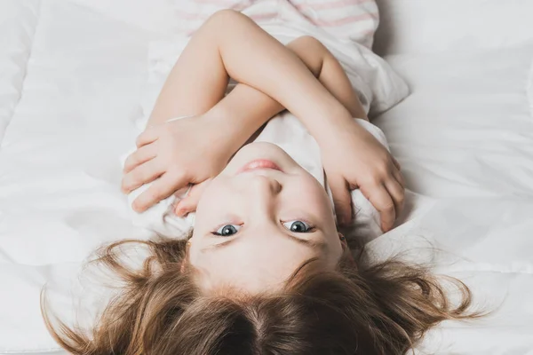 Menina Bonita Está Deitada Cama Com Lençóis Brancos Calor Conforto — Fotografia de Stock