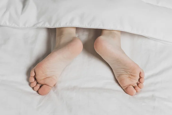 Gambe Dei Bambini Sono Coperte Biancheria Letto Bianca Calore Del — Foto Stock