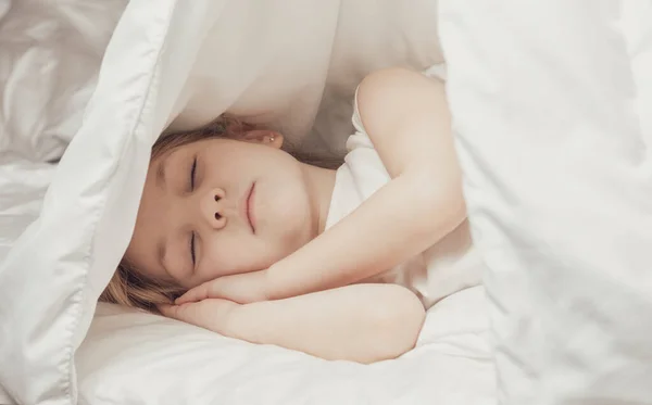 Kleines Mädchen Schläft Unter Weißer Decke Die Wärme Des Wohnkomforts — Stockfoto