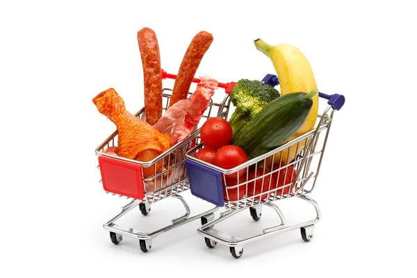 Fleisch und Gemüse in zwei Einkaufswagen, isoliert auf weiß — Stockfoto