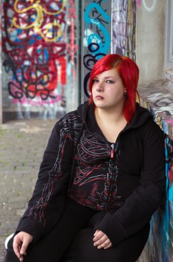 graffiti arka plan üzerinde piercing ile Kızıl saçlı kız