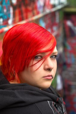 Redhead karısı graffity arka omuz üzerinde görünüyor.