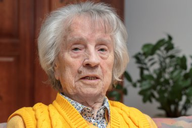 gülümseyen, mutlu bir oldere kadın