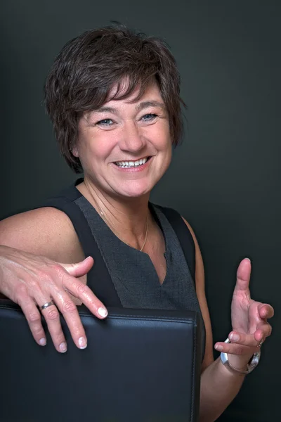 Volwassen vrouw zitten op de stoel en vertelde. — Stockfoto