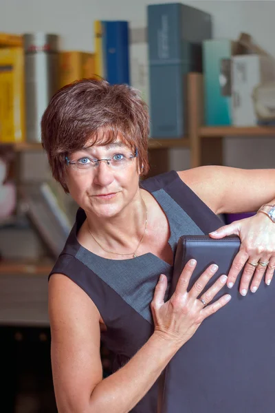 Mature executive female sitting in chair and having break from h — Stock Photo, Image