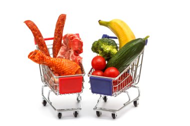 et ve sebze üzerine beyaz izole iki alışveriş sepetlerini içinde