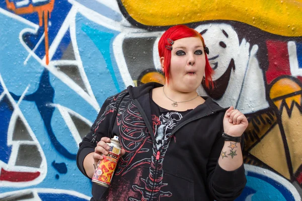 femaly graffity püskürtücü ile komik surat