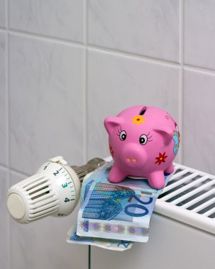Piggy banka tasarruf maliyetleri ısıtma radyatörü termostat ile