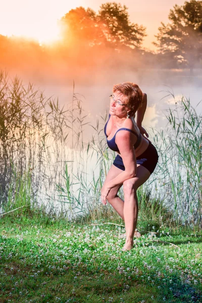 Woman doing exercises — Stock Photo, Image
