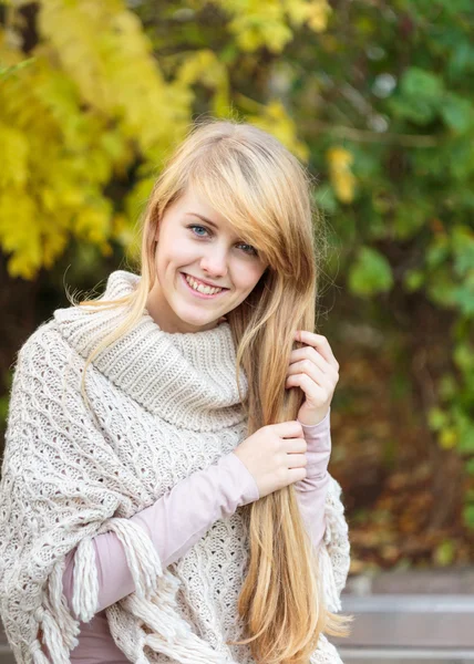 Meisje met lang blond haar buitenshuis — Stockfoto