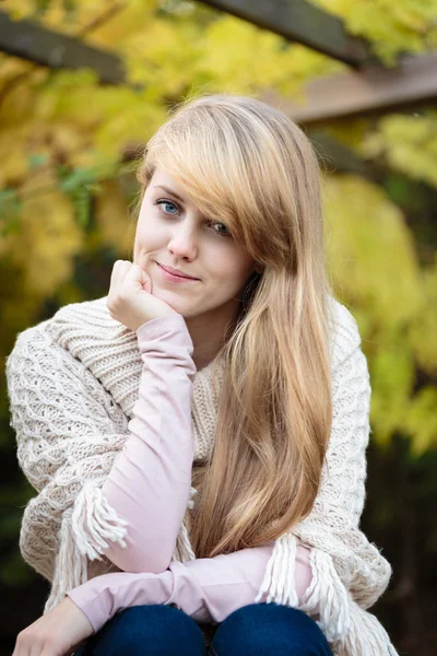 Girl with long blond hair outdoors — Stock Photo, Image