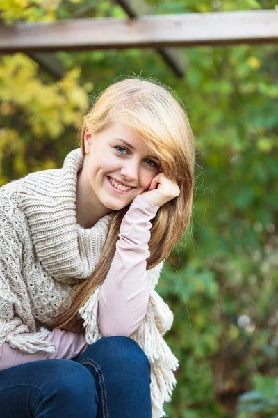 Meisje met lang blond haar buitenshuis — Stockfoto