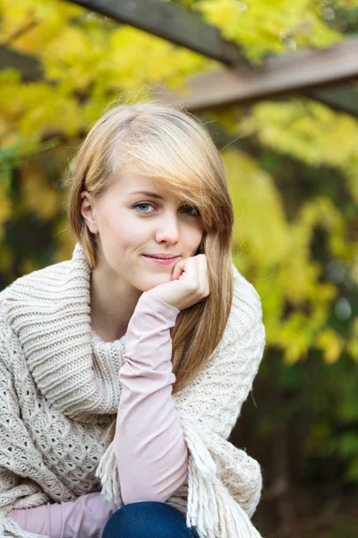 Meisje met lang blond haar buitenshuis — Stockfoto