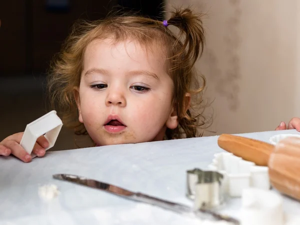 Bebé niña le gustaría hacer galletas —  Fotos de Stock