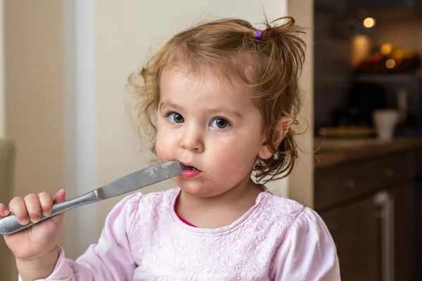 Baby playing with a dangerous knife — Stock Photo, Image