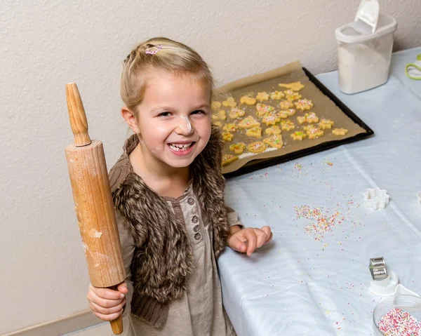 Weinig meisje make cookies — Stockfoto