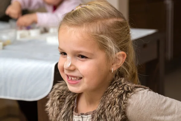 Little girl make cookies — Stock Photo, Image