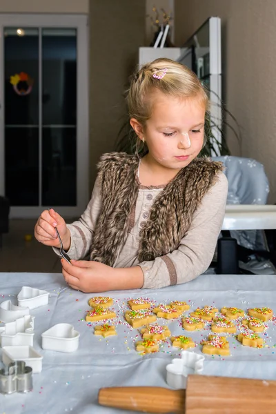 Little girl make cookies — Stock Photo, Image
