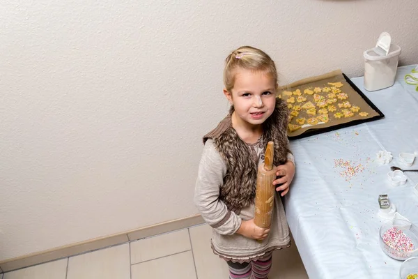 Маленькая девочка делает печенье Стоковое Фото
