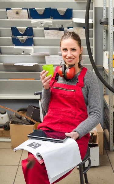 Female worker while coffee break — Stock Photo, Image