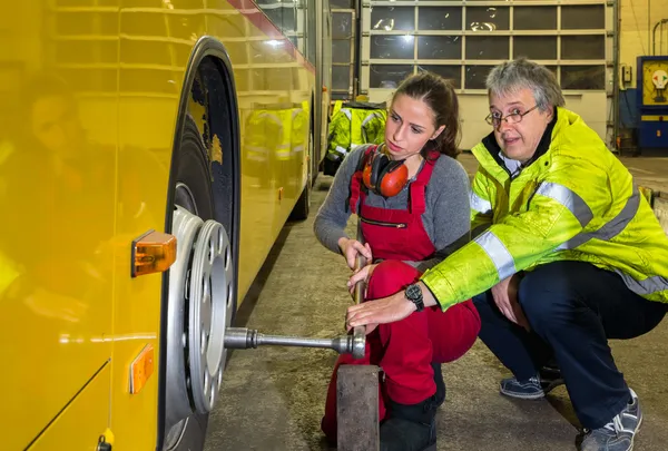 Woman, trainee, working in the bus Workshop — Stock Photo, Image