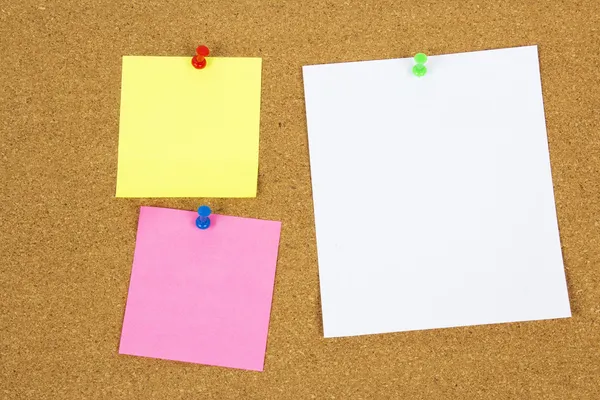 Recordatorios de papel en el tablero de corcho —  Fotos de Stock